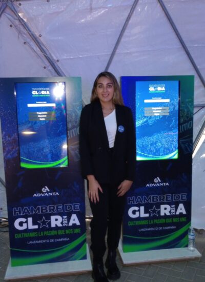 Stand con tótems de Advanta en evento