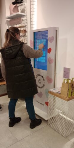 Mujer usando memotest en tótem de todo moda