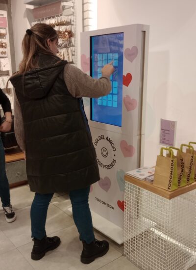 Mujer usando memotest en tótem de todo moda