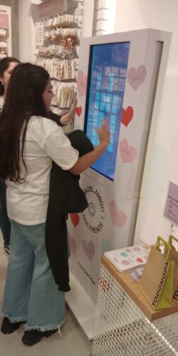 Tótem interactivo personalizado para todo moda en un evento