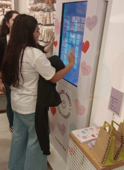 Tótem interactivo personalizado para todo moda en un evento