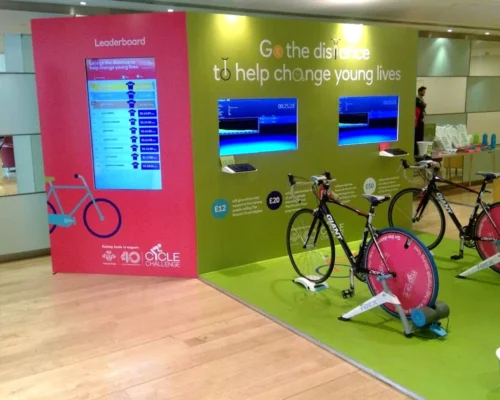 Montaje de bicicleta interactiva en evento