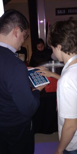 Cliente usando tablet con juegos