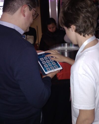 Cliente usando tablet con juegos
