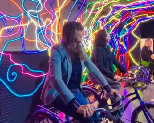 Potenciales clientes jugando en la bicicleta interactiva